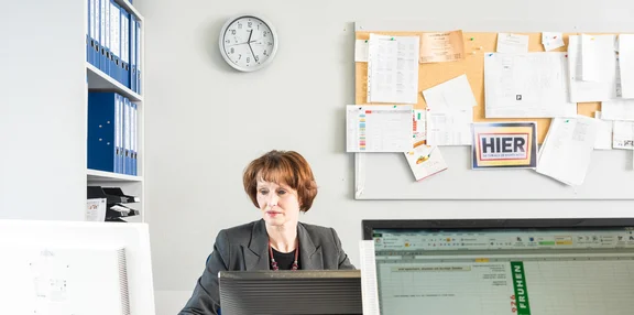 Frau in einem Büro