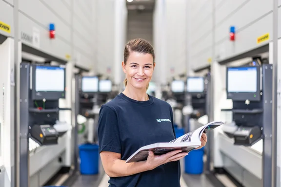 Frau mit einer Zeitung in der Hand