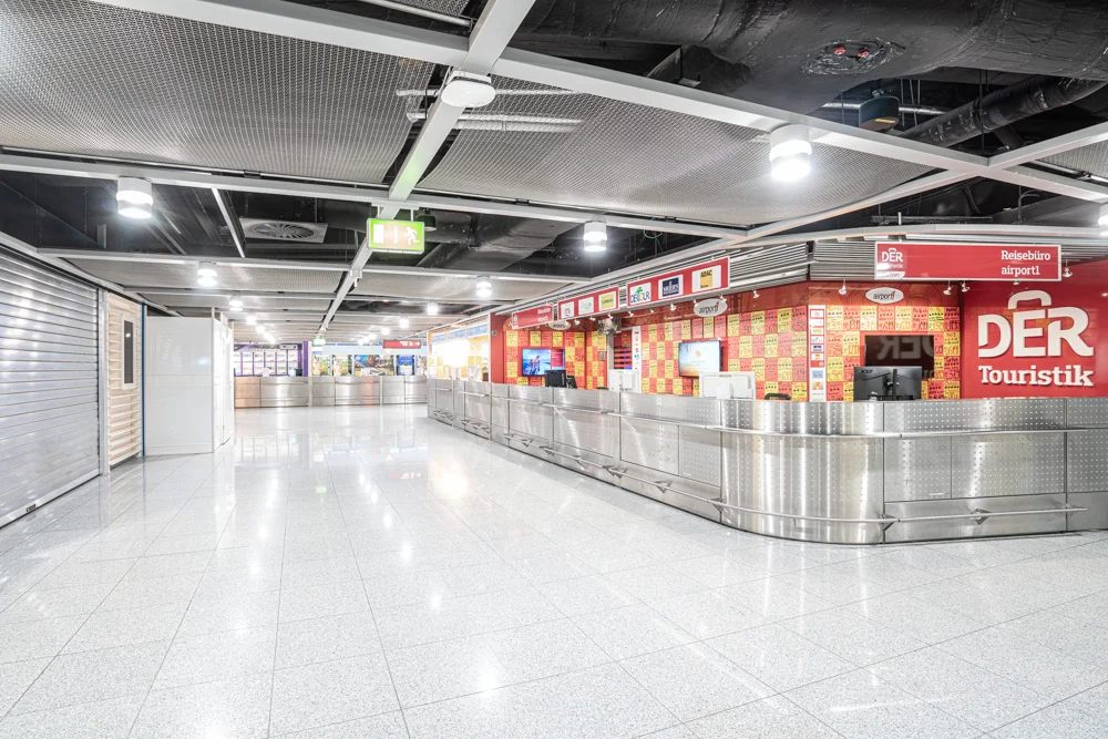 DER Touristik Information am leeren Flughafen